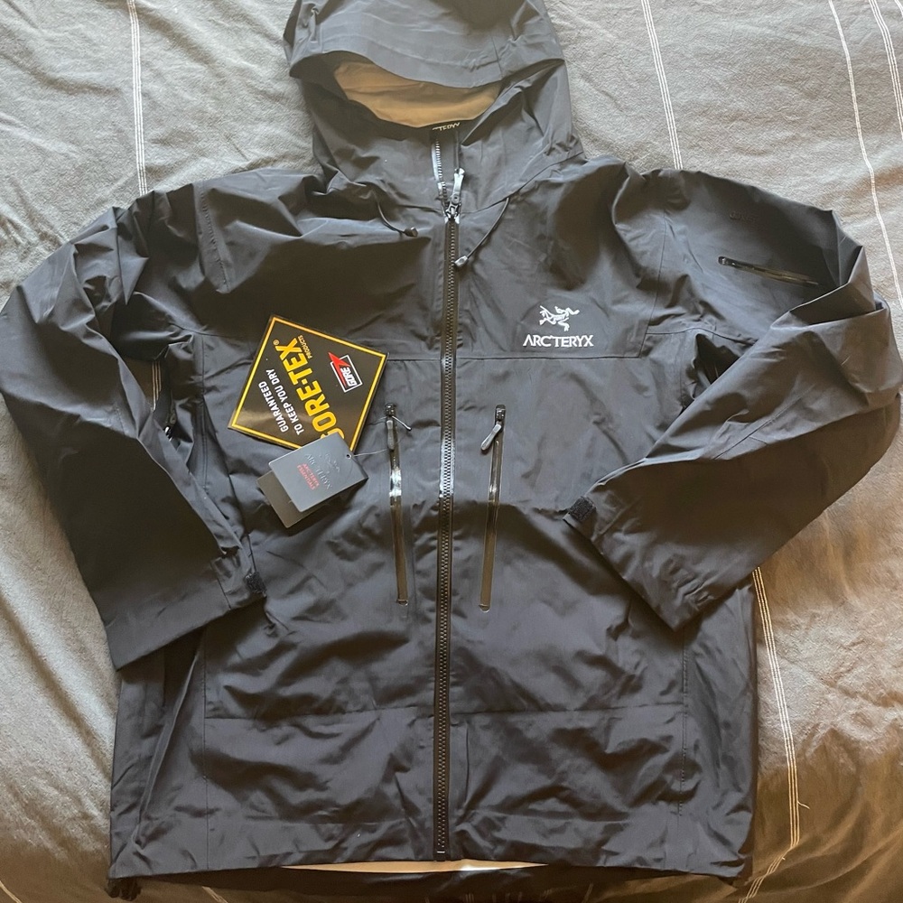 Never worn great high quality ski/rain coat